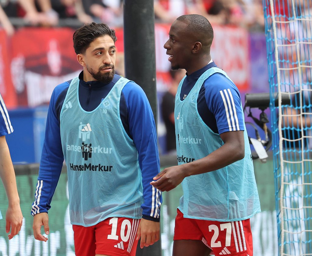 Immanuel Pherai und Jean-Luc Dompe bei Aufwärmen.