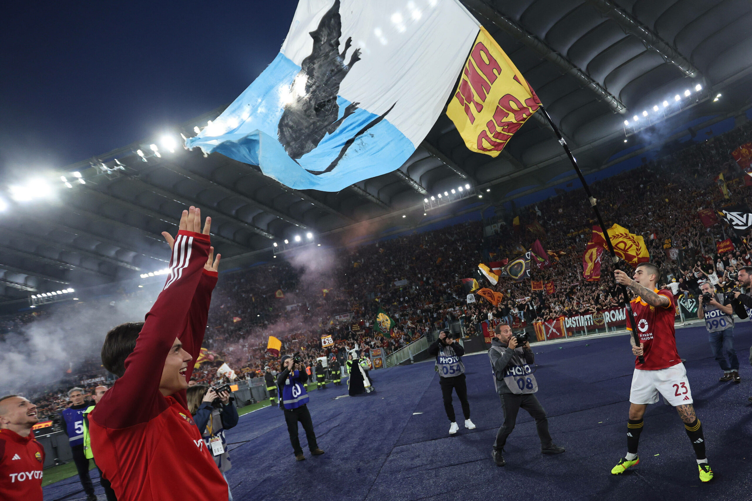 Romas Gianluca Mancini schwenkt eine Fahne in Lazio-Farben mit einer Ratte darauf