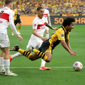 Karim Adeyemi fliegt durch den Stuttgarter Strafraum