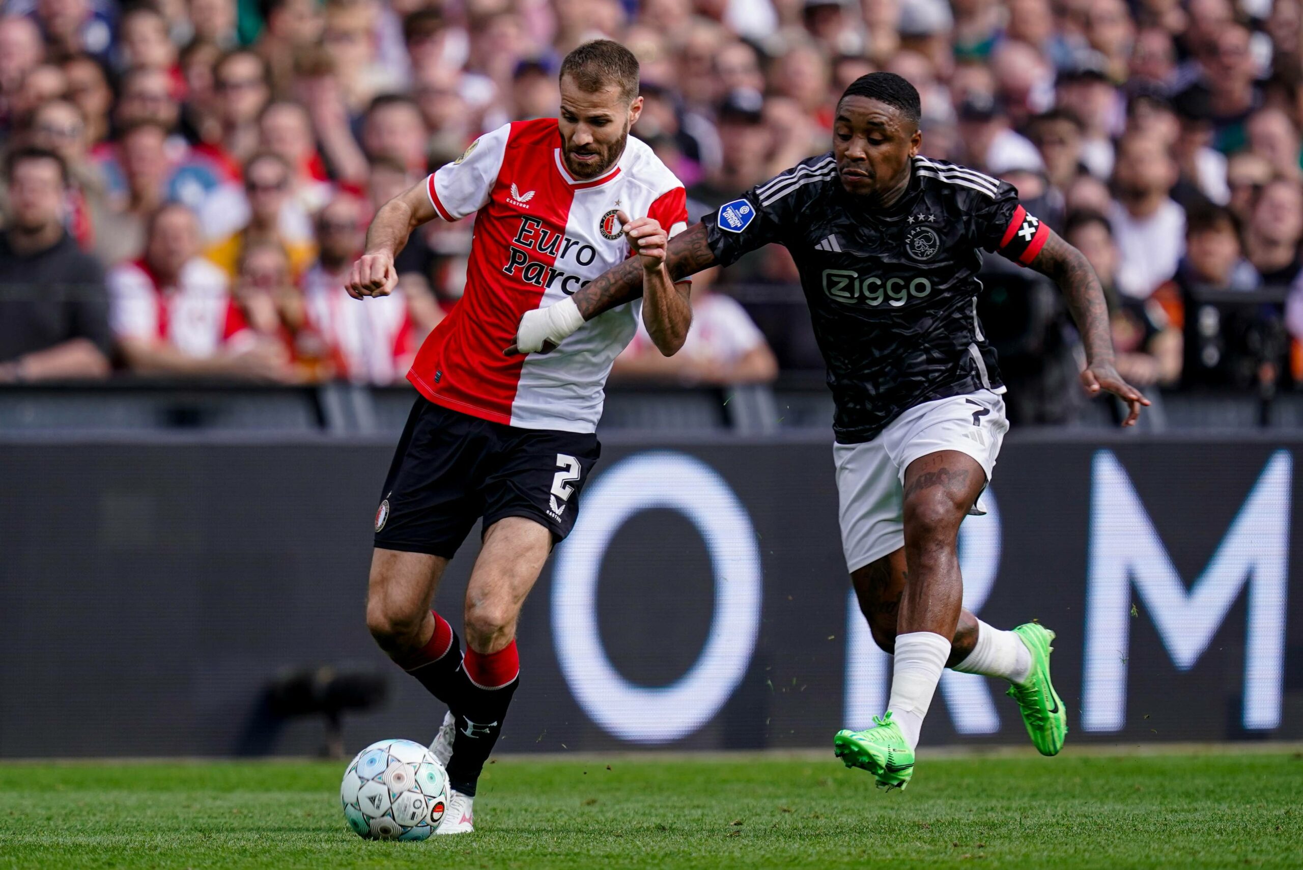 Rotterdam-Spieler Bart Nieuwkoop im Zweikampf mit Steven Bergwijn.