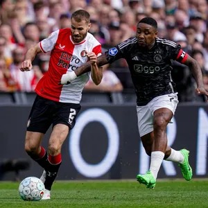 Rotterdam-Spieler Bart Nieuwkoop im Zweikampf mit Steven Bergwijn.