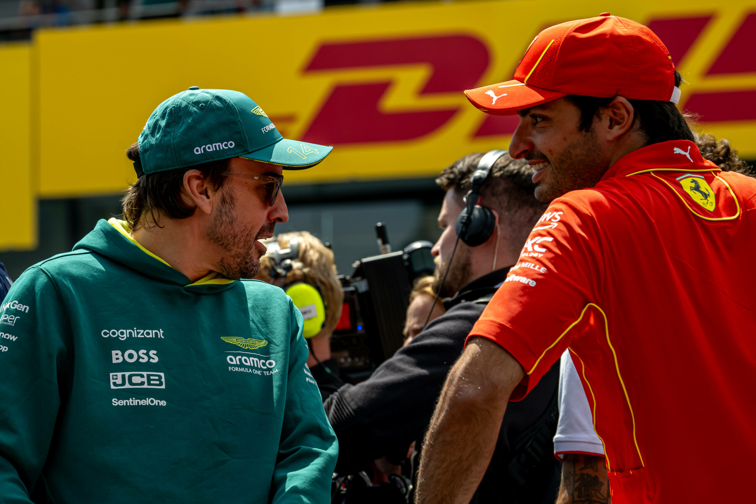 Carlos Sainz und Fernando Alonso im Gespräch.