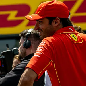 Carlos Sainz und Fernando Alonso im Gespräch.