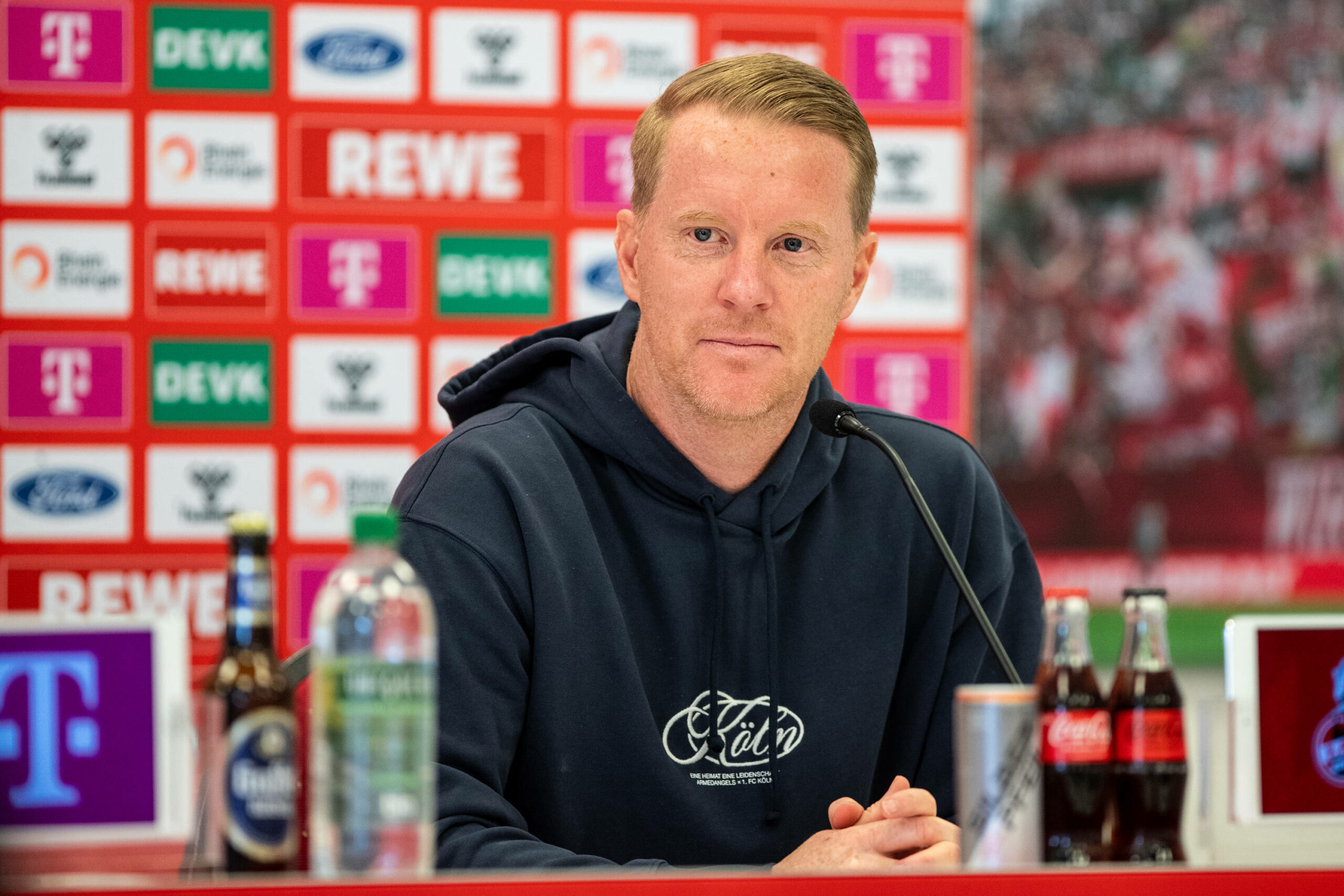 Köln-Trainer Timo Schultz bei der Pressekonferenz
