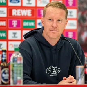 Köln-Trainer Timo Schultz bei der Pressekonferenz