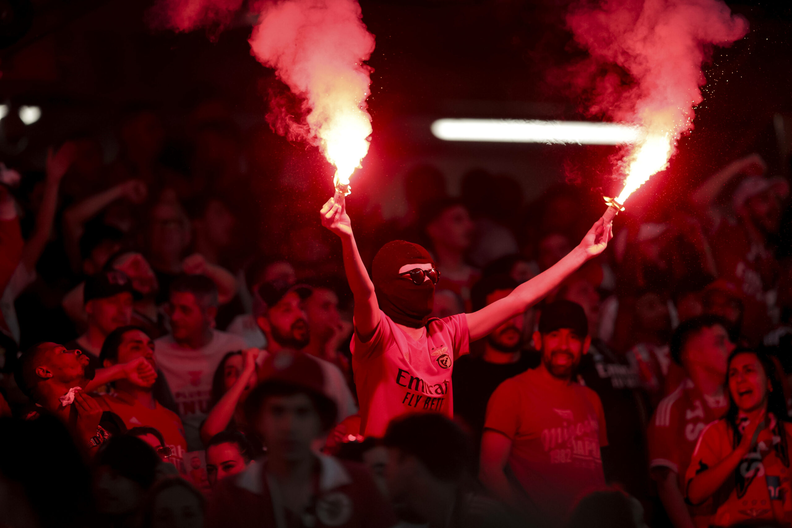 Benfica-Fan mit Pyro