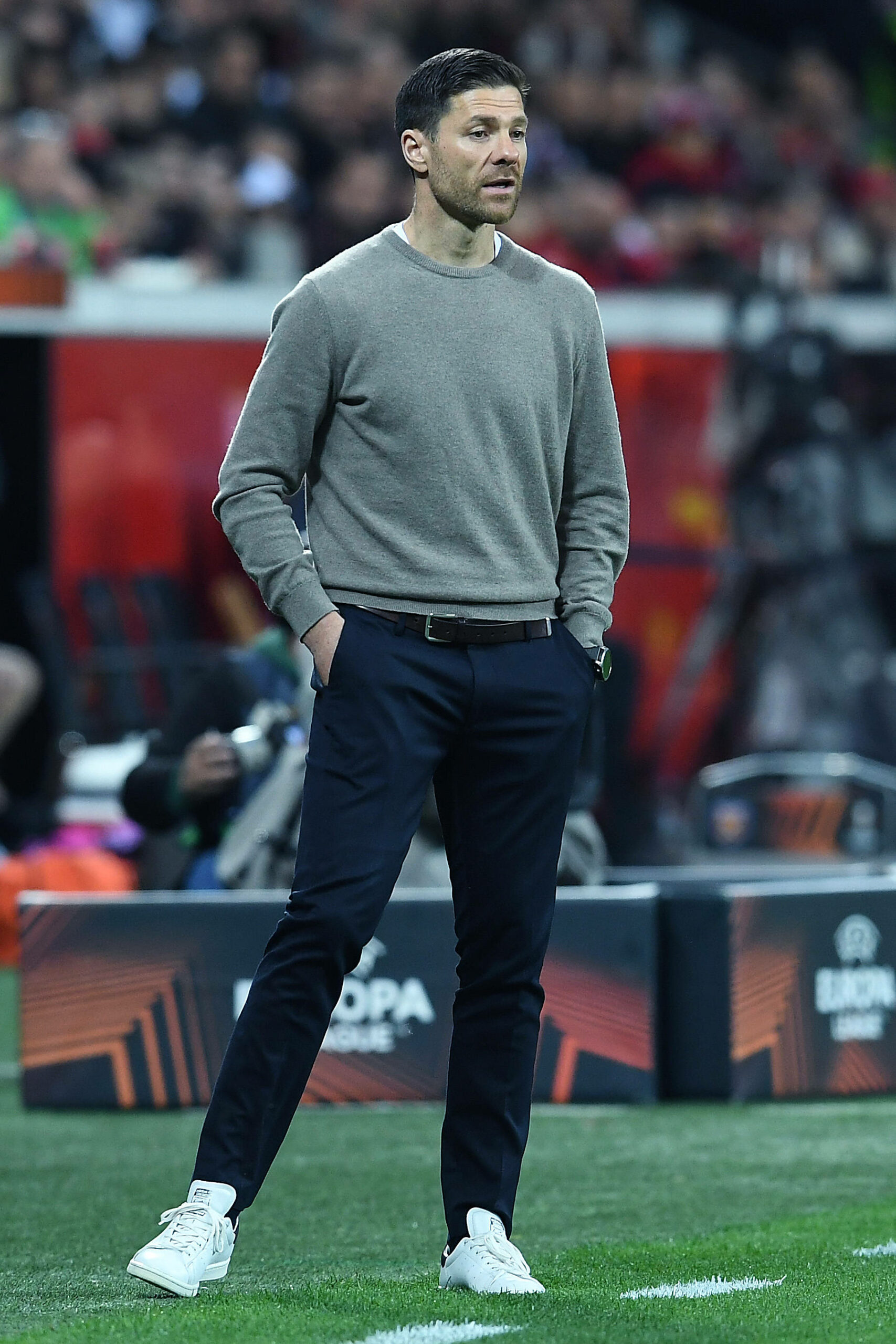 Leverkusen-Trainer Xabi Alonso an der Seitenlinie beim Spiel gegen West Ham United in der Europa League
