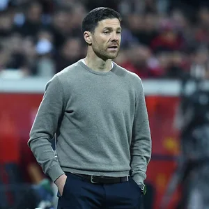 Leverkusen-Trainer Xabi Alonso an der Seitenlinie beim Spiel gegen West Ham United in der Europa League