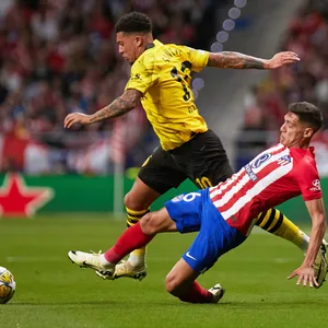 Jadon Sancho im Hinspiel gegen Atlético gegen Nahuel Molina