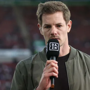 DAZN-Reporter Alex Schlüter am Mikrofone.