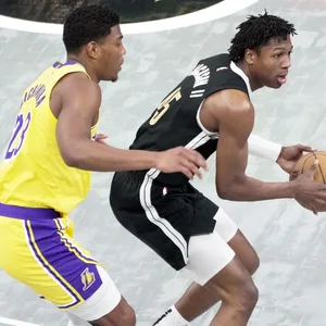 Ein Zweikampf zwischen GG Jackson ll von den Memphis Grizzlies und Rui Hachimura von den Lakers