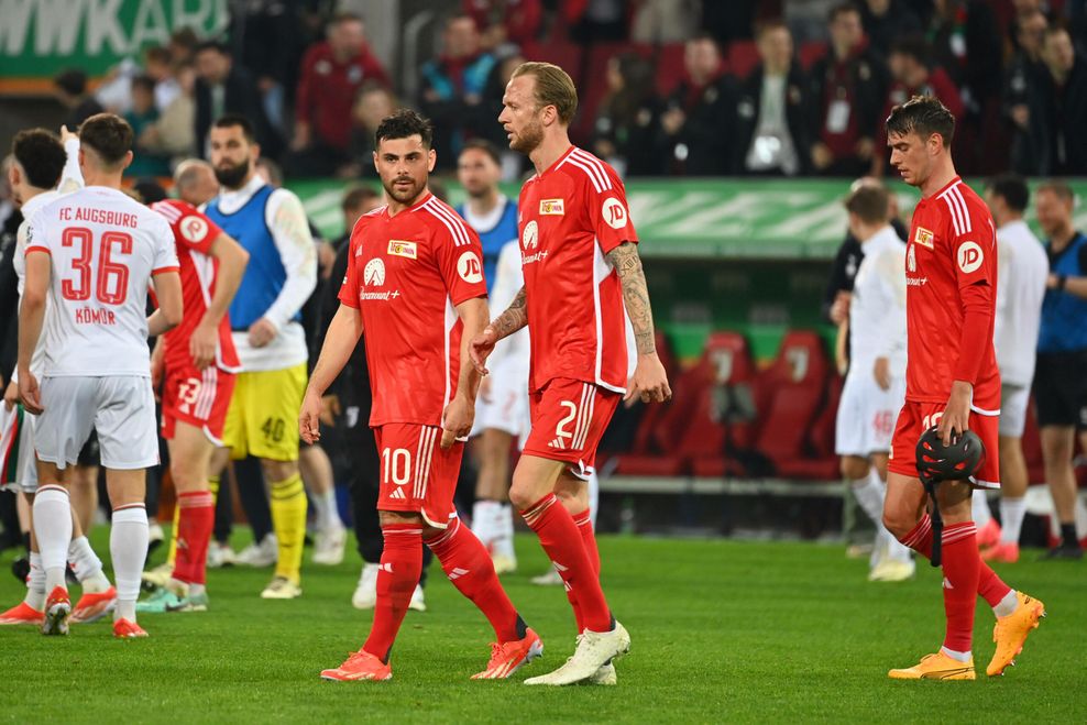 Unions Spieler Kevin Volland, Kevin Vogt und Janik Haberer nach der Niederlage in Augsburg