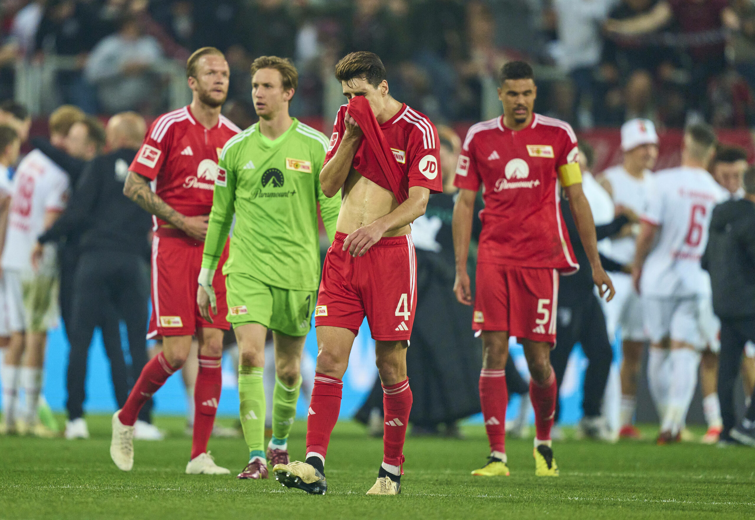 Unions Spieler sind nach der Niederlage in Augsburg sichtlich enttäuscht.