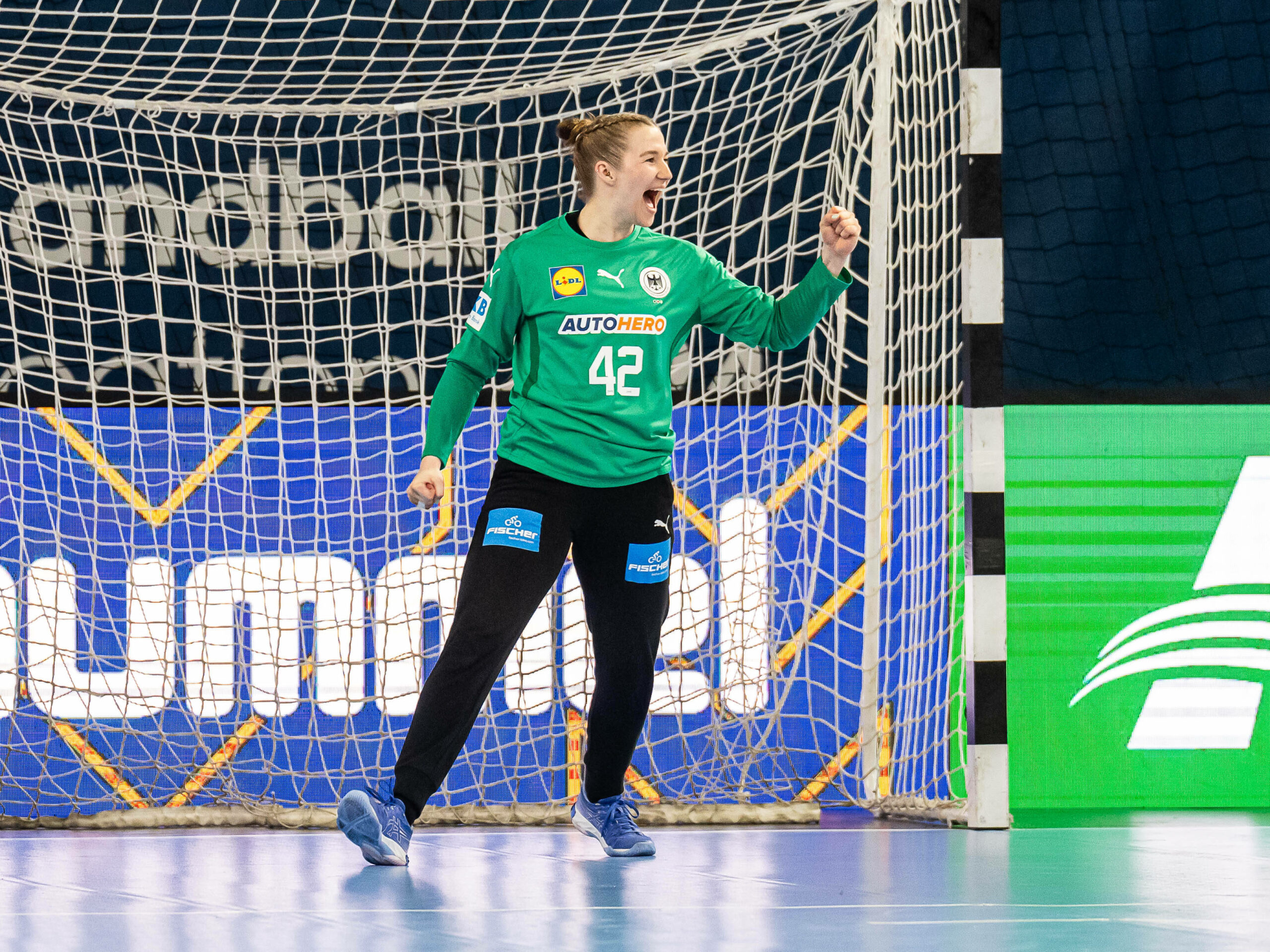 Die deutsche Handball-Torhüterin Katharina Filter jubelt im Spiel gegen Montenegro.