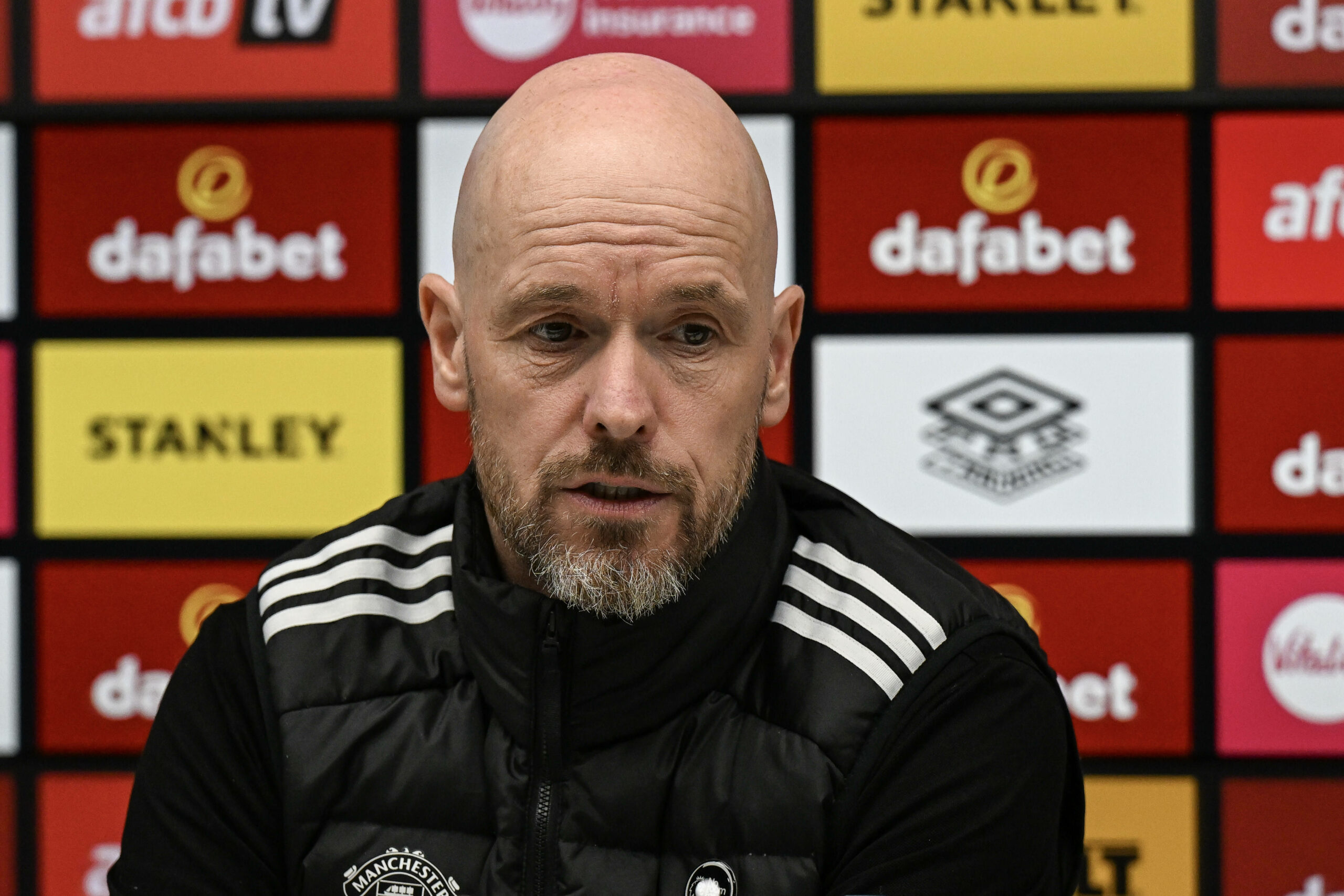 Trainer Erik ten Hag bricht die Pressekonferenz nach dem Spiel in Bournemouth ab.