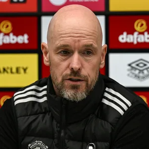 Trainer Erik ten Hag bricht die Pressekonferenz nach dem Spiel in Bournemouth ab.