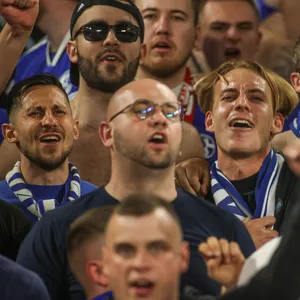 Timo Becker und Steven Skrzybski beim Feiern in der Schalker Nordkurve