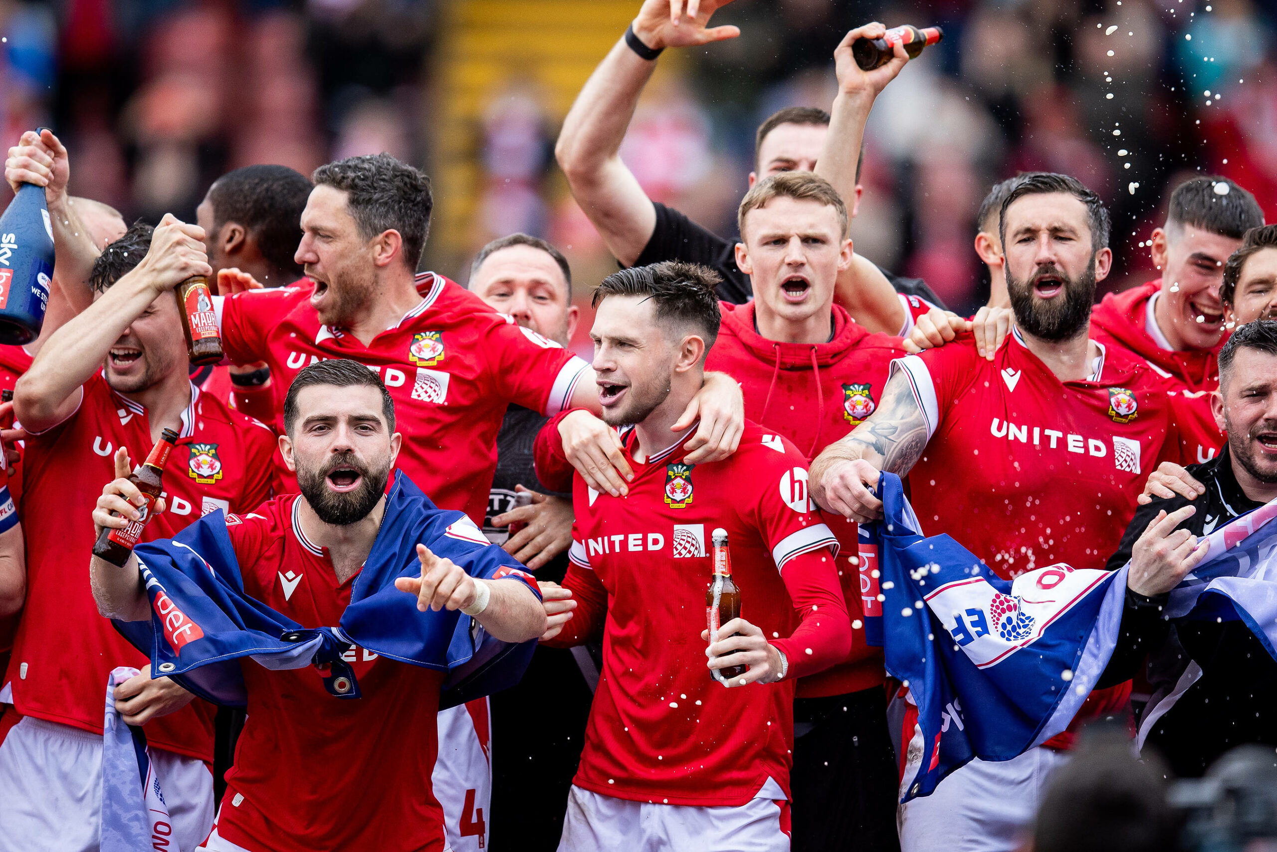 Die Spieler von Wrexham feiern nach dem geglückten Aufstieg in die dritte Liga.
