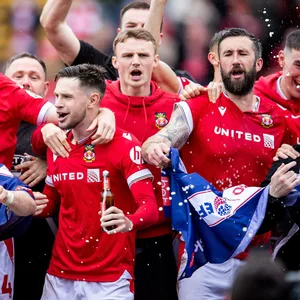 Die Spieler von Wrexham feiern nach dem geglückten Aufstieg in die dritte Liga.