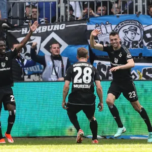 Spät aber befreiend: Torschütze Jonas Meffert (r.) und seine Kollegen bejubeln das 2:2 des HSV.