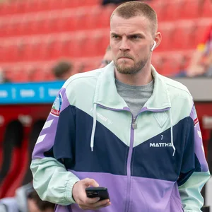 Marvin Ducksch vor einem Spiel mit Bremen-Jacke.