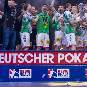 Die Magdeburger Handballer jubeln nach der Siegerehrung