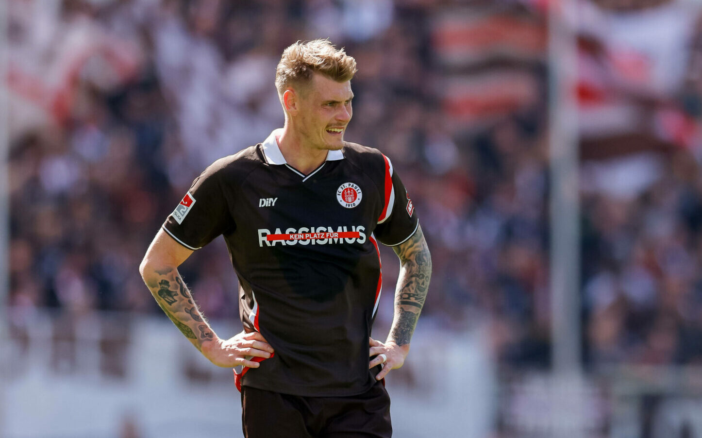Eric Smith vom FC St. Pauli stemmt enttäuscht die Hände in die Hüften
