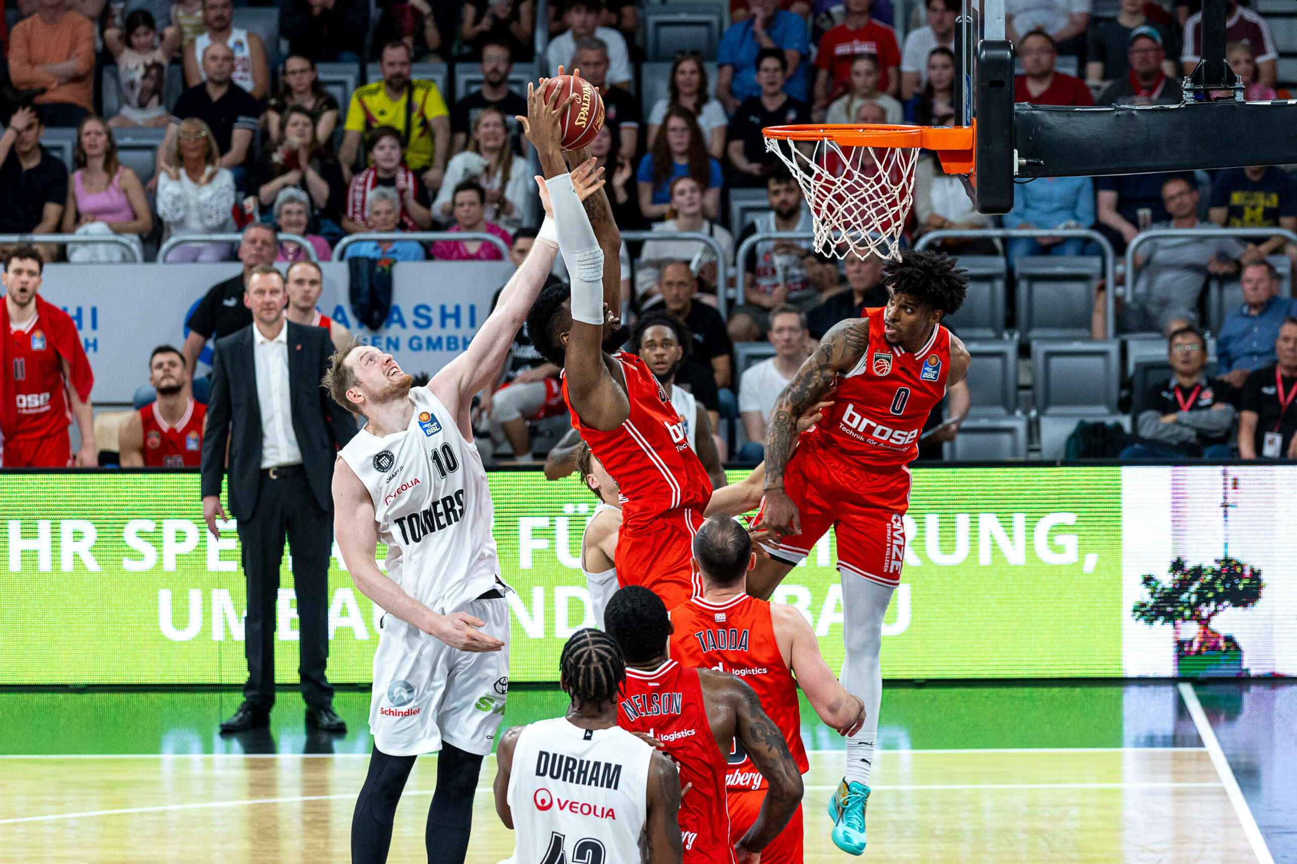 Aleksander Dziewa versucht den Dunk von EJ Onu zu blocken.