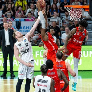 Aleksander Dziewa versucht den Dunk von EJ Onu zu blocken.