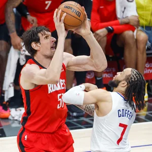 Basketball-Spieler Boban Marjanovic wirft einen Ball
