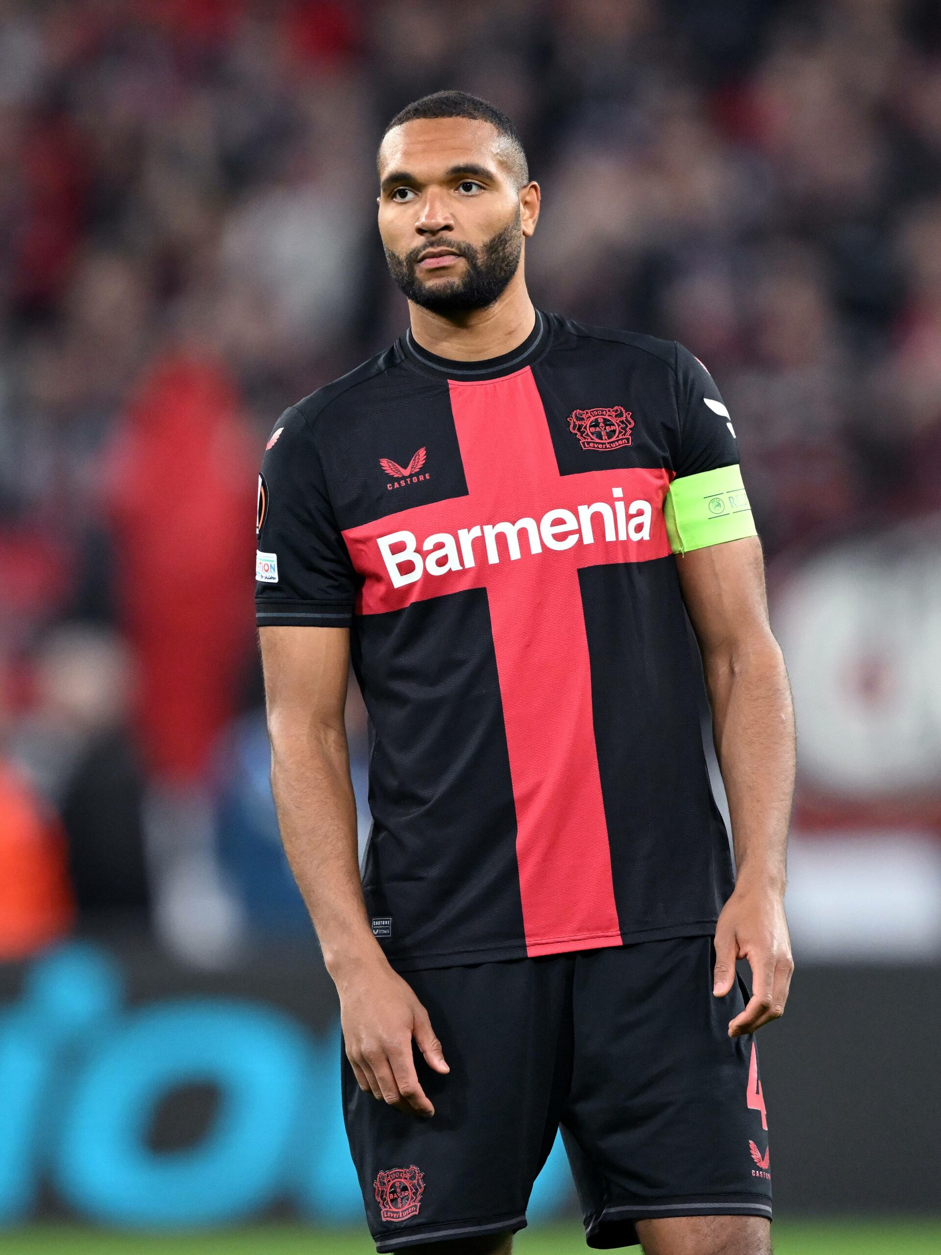 Jonathan Tah im Heimtrikot von Bayer Leverkusen.