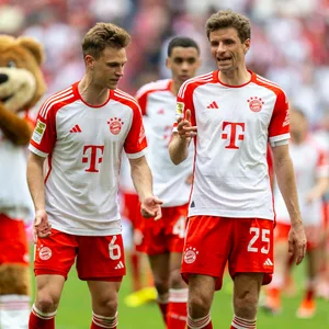 Joshua Kimmich und Thomas Müller sind frustriert