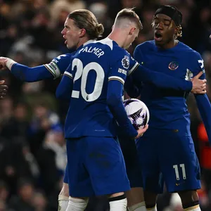 Die Chelsea-Spieler streiten darum, wer den Elfmeter ausführen darf
