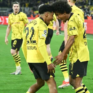 Adeyemi und Maatsen jubeln zusammen nach dem 2:0