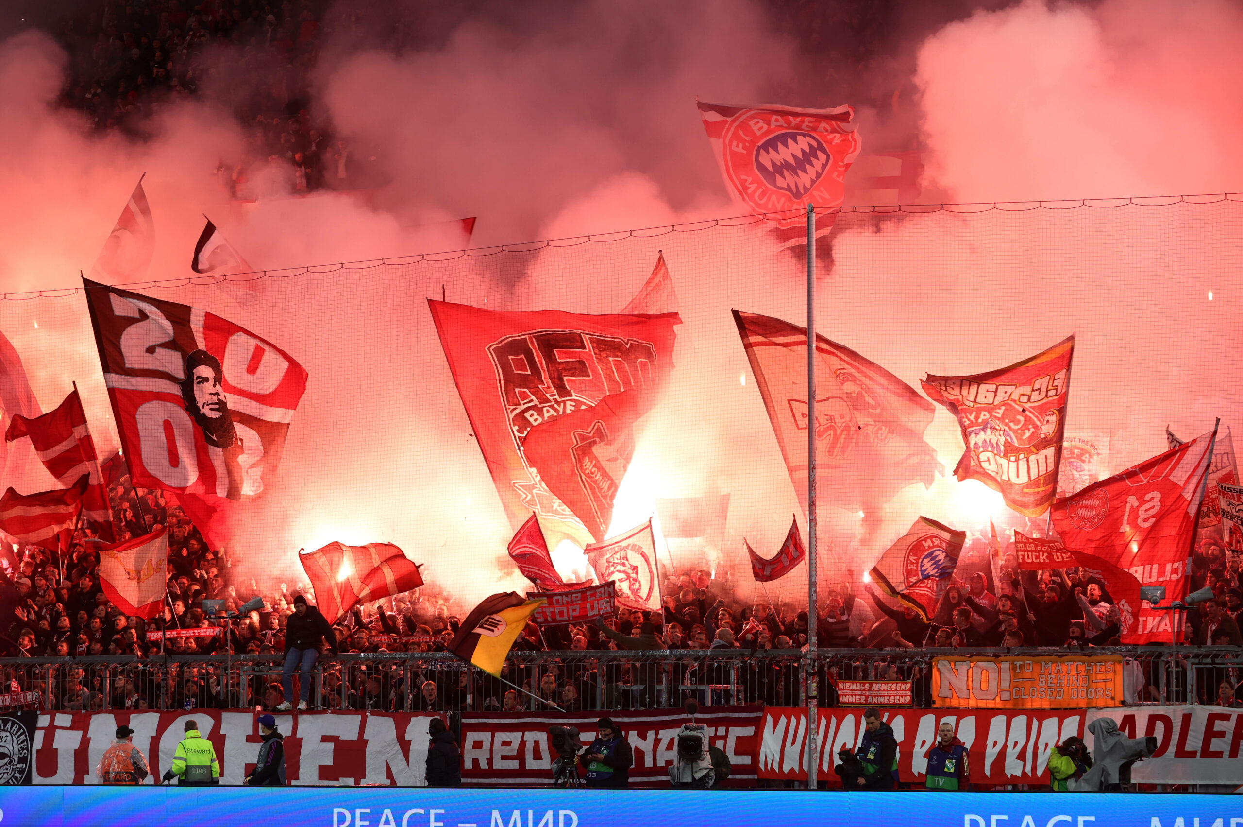 Vor dem Anpfiff gegen den FC Arsenal zündeten Bayern-Fans Pyrotechnik.