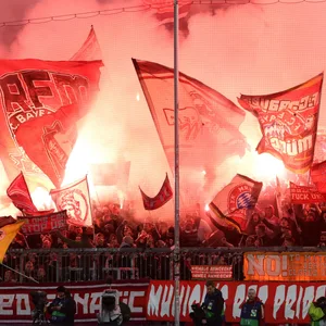 Vor dem Anpfiff gegen den FC Arsenal zündeten Bayern-Fans Pyrotechnik.