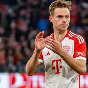 Joshua Kimmich applaudiert nach dem Spiel gegen Arsenal