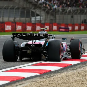 Zwei Formel 1-Autos beim Training in Shanghai