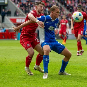 Jan Thielmann vom 1. FC Köln im Zweikampf mit Darmstadts Oscar Vilhelmsson.