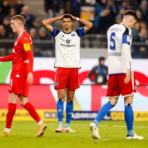 Große Enttäuschung bei Robert Glatzel (r.): Der HSV unterlag Holstein Kiel.