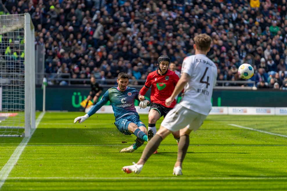 Ein starker Rückhalt für den FC St. Pauli: Nikola Vasilj.