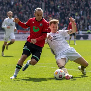 Verbissen und erfolgreich: St. Paulis David Nemeth (r.) ist vor Hannovers Lars Gindorf am Ball.