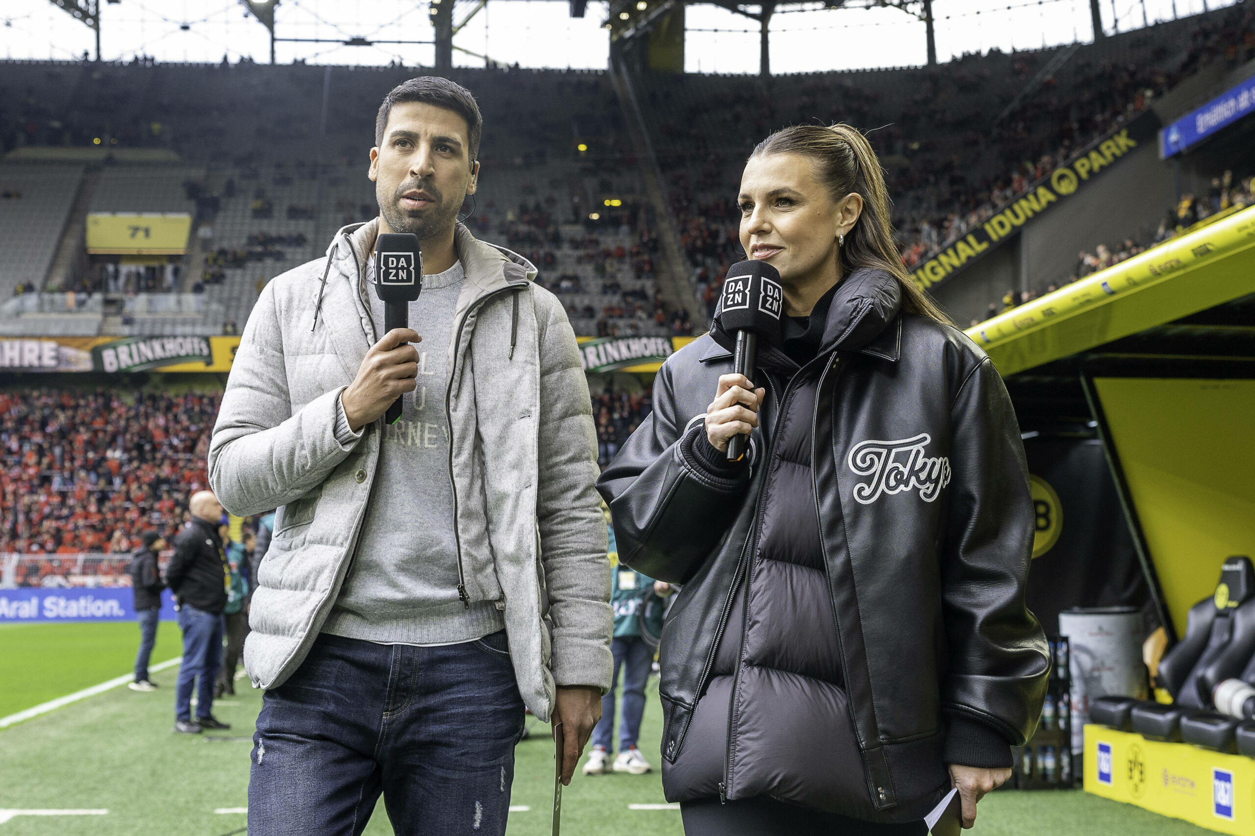 Laura Wontorra und Sami Khedira von DAZN am Mikrofon