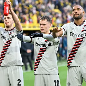 Die Leverkusener Tah, Wirtz und Stanisic jubeln nach dem Spiel