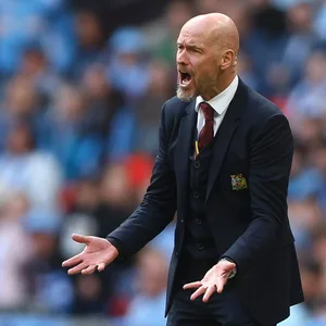 Erik ten Hag gestikuliert hektisch am Spielfeldrand.