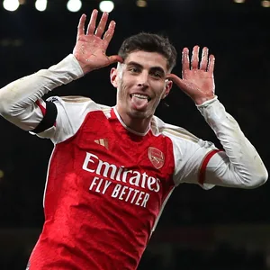 Kai Havertz bejubelt einen Treffer mit seinem typischen Torjubel.
