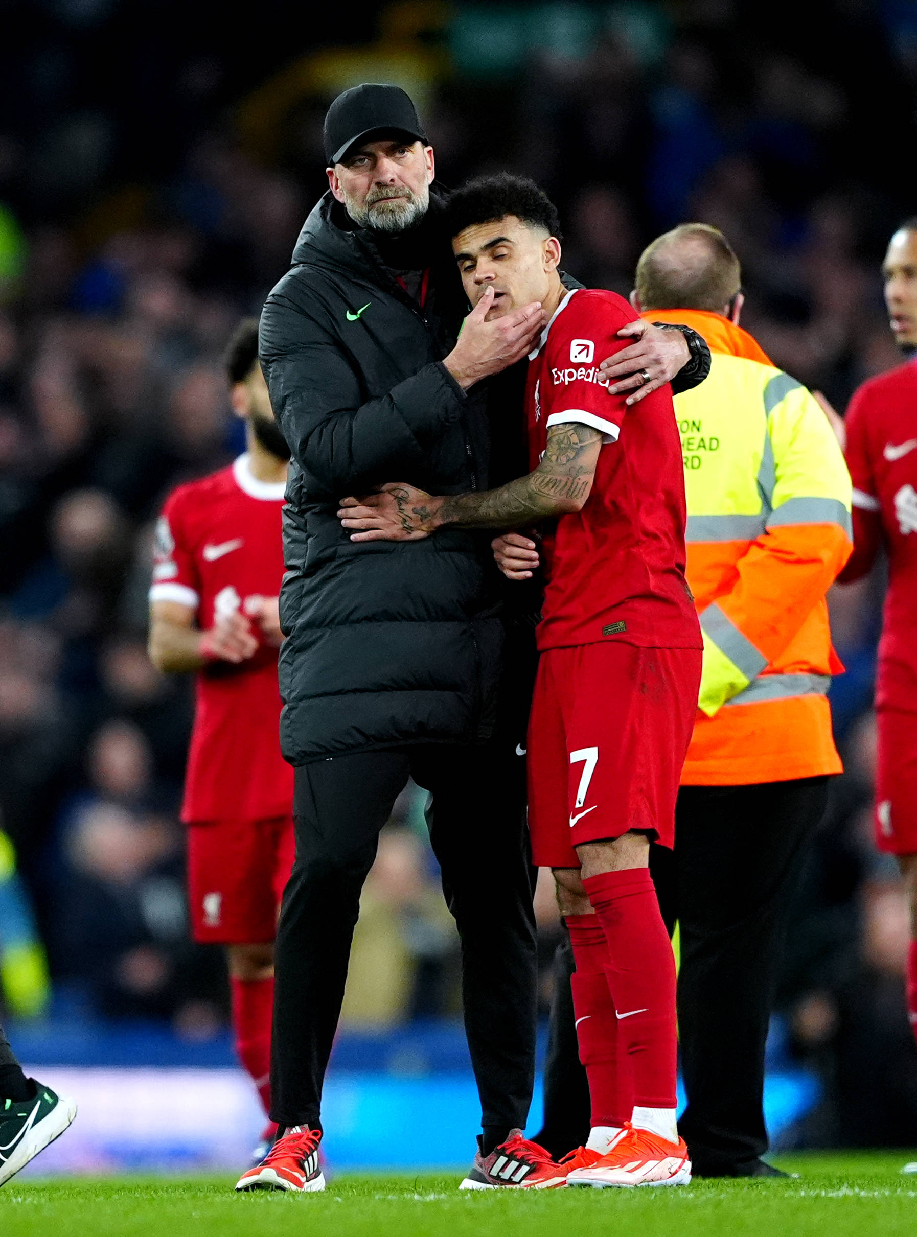 Jürgen Klopp tröstet Luis Diaz nach der Derby-Pleite