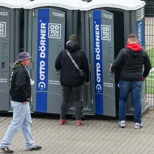 Rostock-Fans gehen aufs Dixi-Klo