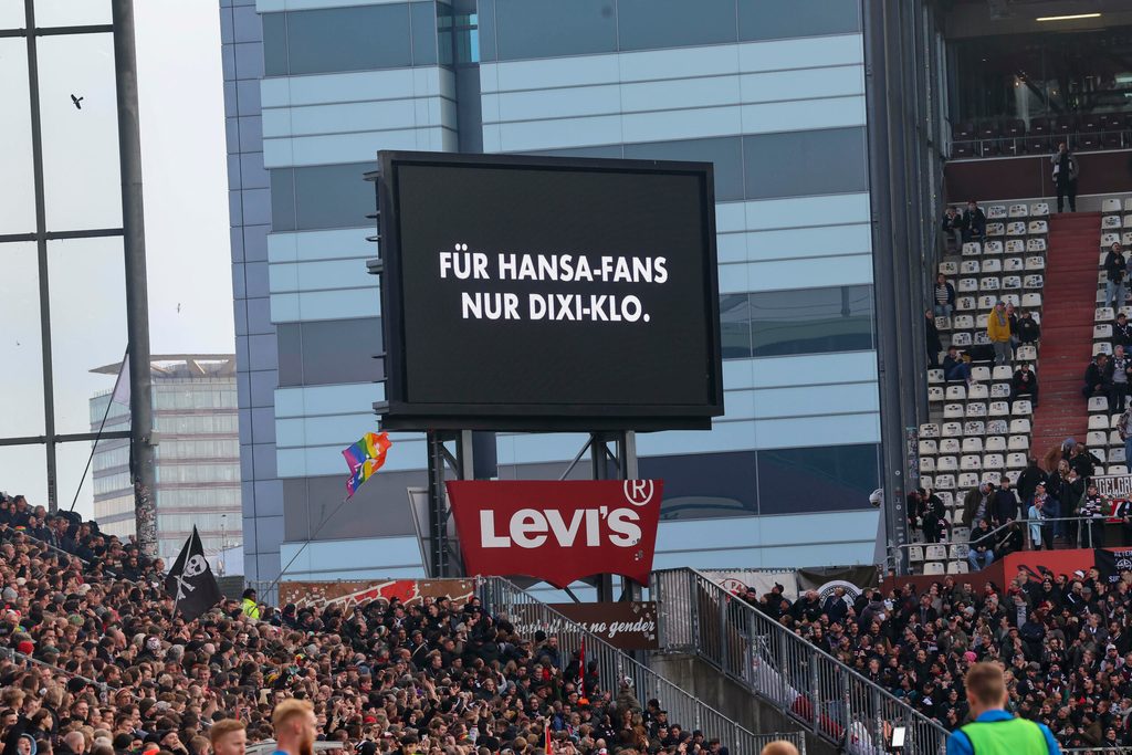 „Für Hansa-Fans nur Dixi-Klo“: St. Pauli veräppelt Rostock mit Song