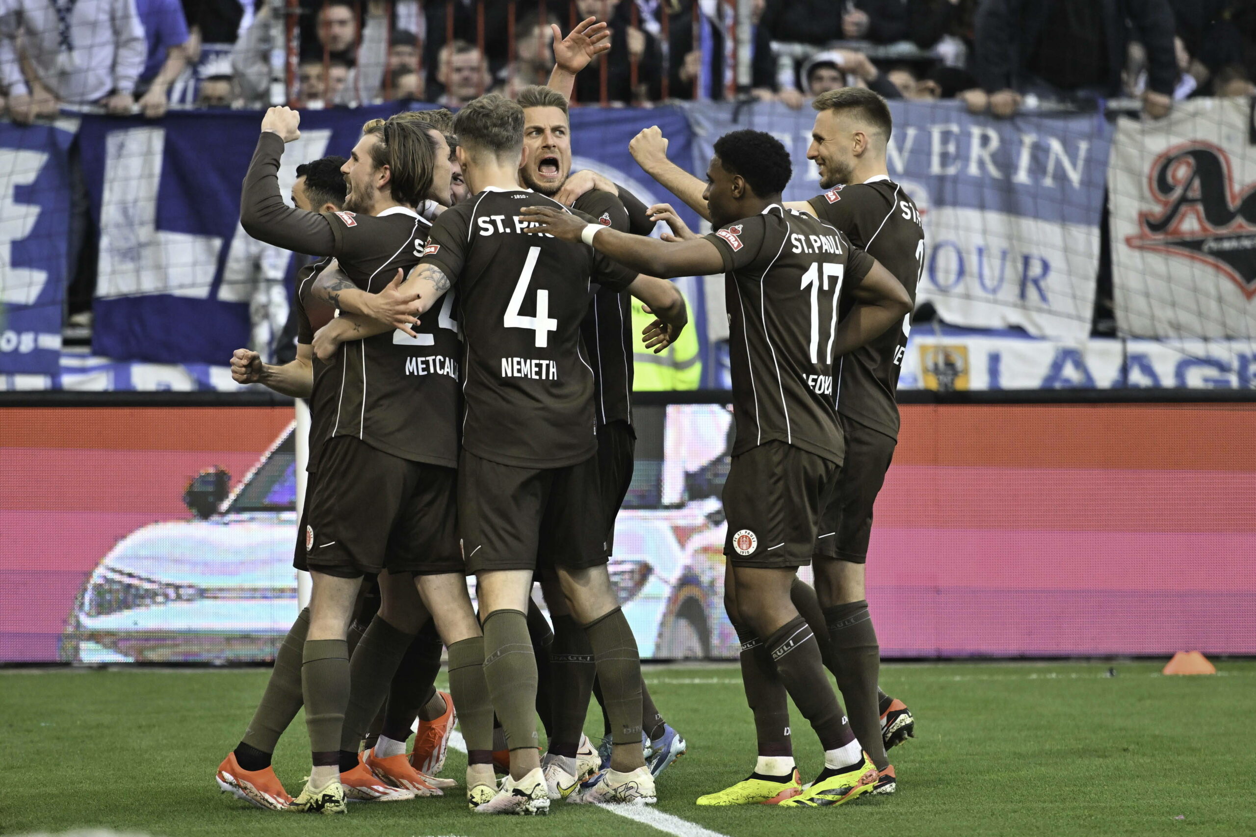 St. Pauli bejubelt den entscheidenden Treffer zum 1:0 gegen Hansa.